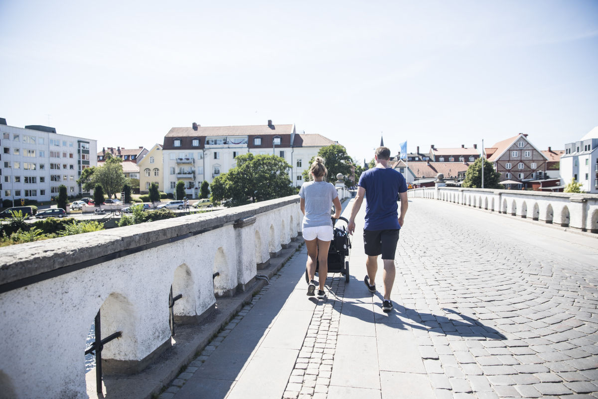 A couple crossing Tullbron in the summer