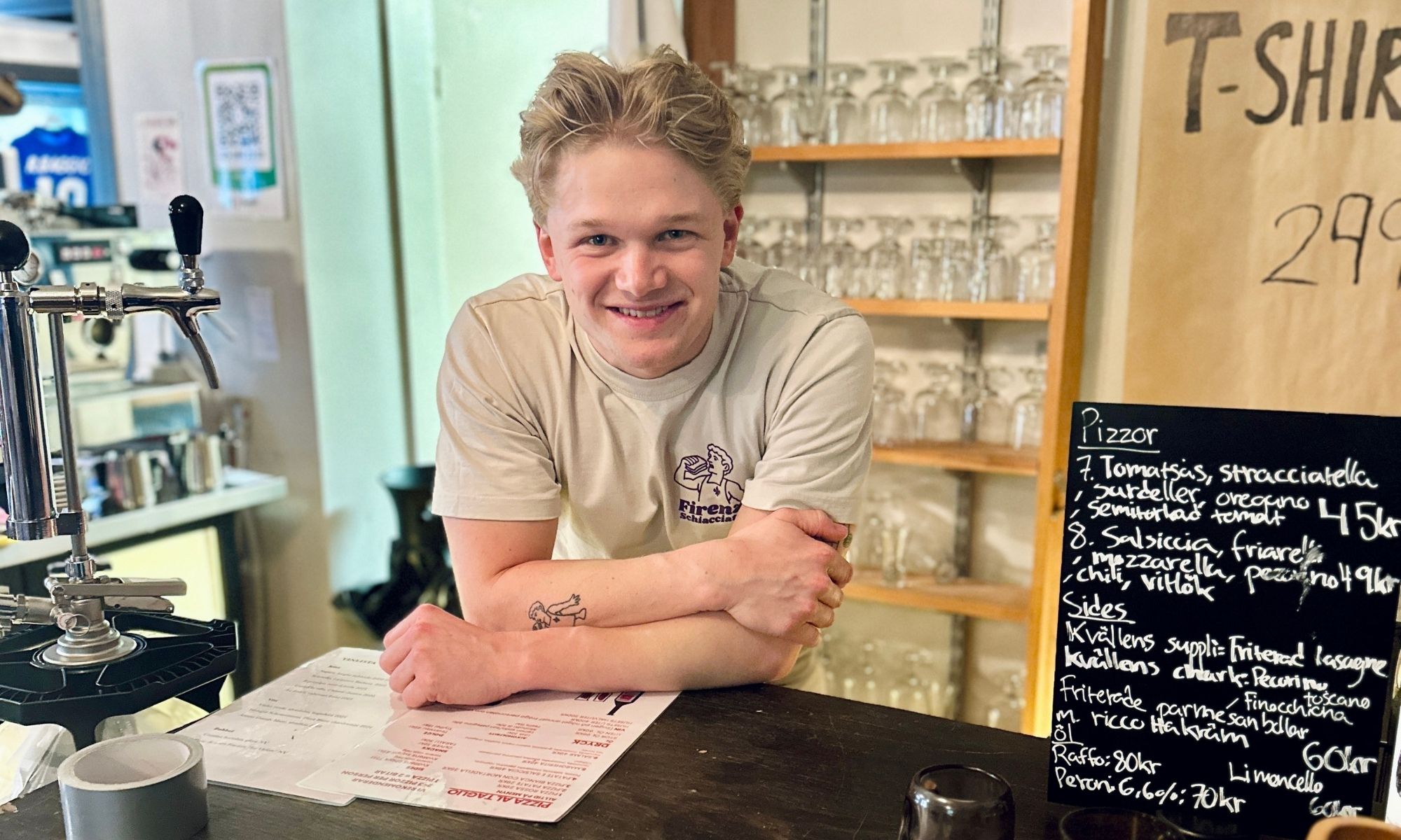 Glad caféentreprenör vilar armbågarna på kassadisk