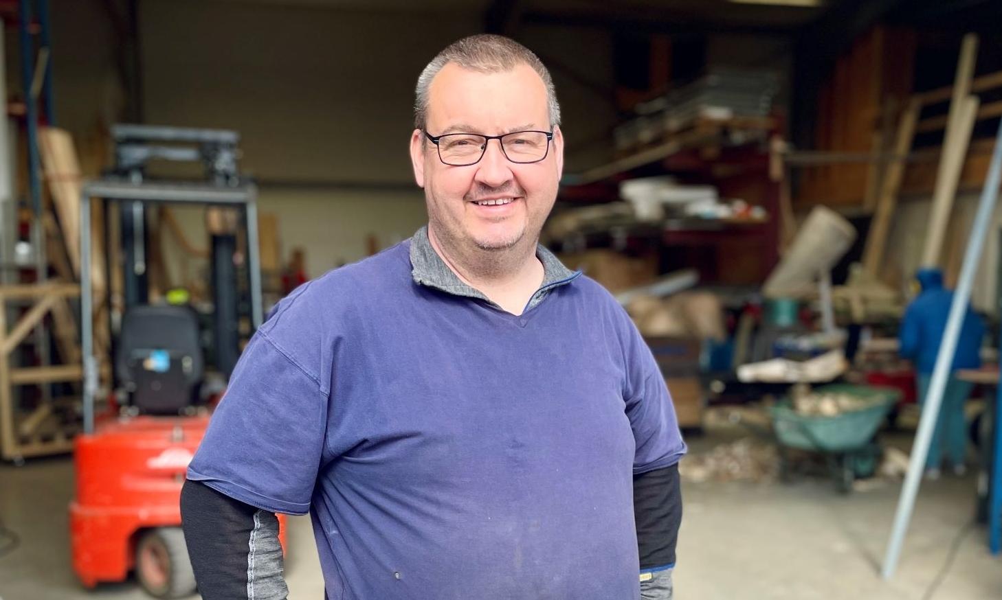 Sven in front of his workshop
