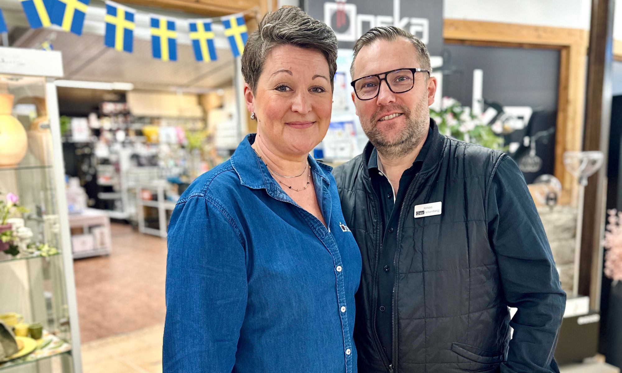Bild på ägarna inne i presentbutiken Önska
