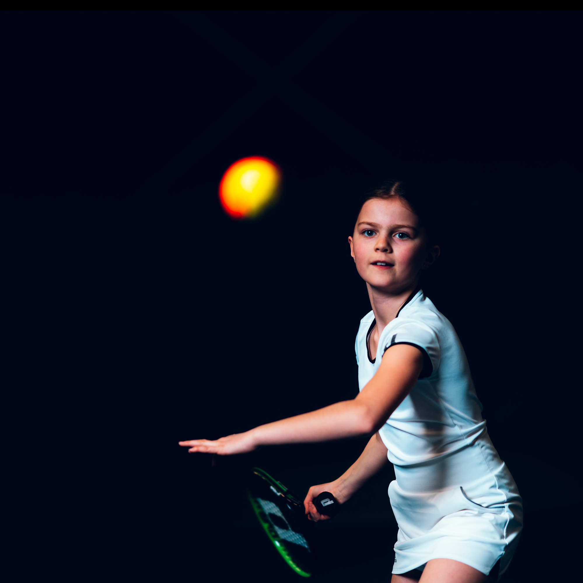 Mitt i föreningslivet - Flicka som spelar tennis
