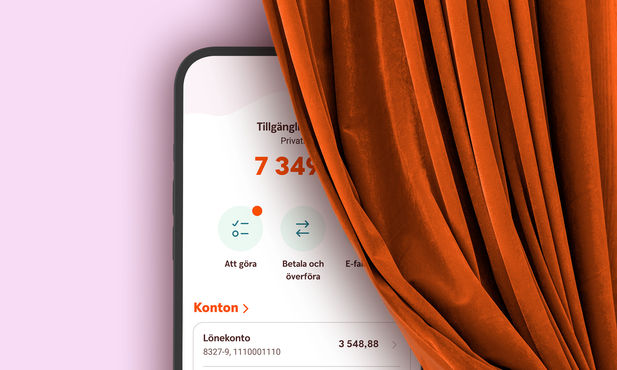 En mobil som visar appen bakom ett draperi